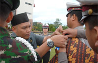 Ketua DPRD Kukar Salehuddin SSos SFil menyematkan pita Operasi Lilin Mahakam 2014 kepada perwakilan petugas Polri, TNI, Satpol PP dan Dishub