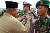 Wabup Kukar Edi Damansyah menyematkan pita tanda Operasi Ramadniya Mahakam 2016 kepada perwakilan anggota Polri, TNI, Dinas Perhubungan dan Satpol PP