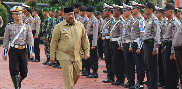 Pemeriksaan pasukan oleh Wabup Kukar Edi Damansyah dalam apel gelar pasukan Operasi Ramadniya Mahakam 2016 di halaman Mapolres Kukar, Tenggarong, Kamis (28/06) pagi