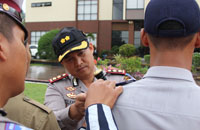 Kapolres Kukar AKBPD Fadillah Zulkarnaen menyematkan pita tanda operasi kepada salah seorang petugas Dishub Kukar