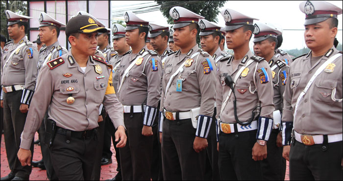 Wakapolres Kukar Kompol Andre Anas melakukan pemeriksaan pasukan pada apel gelar pasukan Operasi Zebra Mahakam 2017 di Tenggarong, Rabu (01/11) pagi