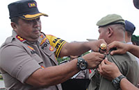 Kapolres AKBP Andrias Susanto menyematkan pita tanda operasi Lilin Mahakam 2019 kepada perwakilan anggota Satpol PP Kukar
