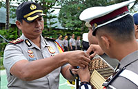 Kapolres AKBP Anwar Haidar saat menyematkan pita tanda operasi kepada petugas Satpol PP