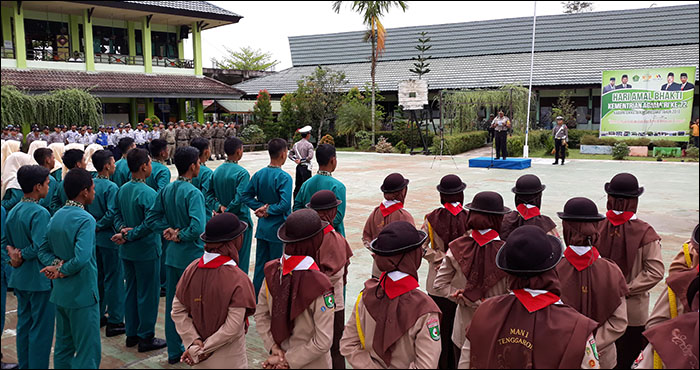 Pihak Polres Kukar melakukan apel gelar pasukan Operasi Patuh Mahakam 2018 di halaman MAN 2 Kukar, Jalan Jelawat, Tenggarong, Kamis (26/04) pagi