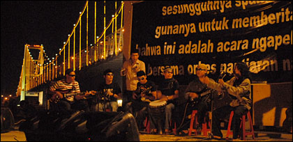 Orkes Pantjaran Nafsoe turut mengiringi penampilan seniman M Sabir HL (kanan) yang menyumbangkan sebuah lagu