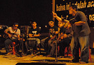 Ronald (kanan) tampil membawakan puisi bertajuk Topeng-Topeng Serigala