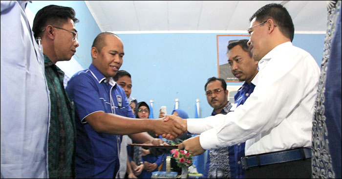 Ketua Tim Pilkada PAN Kukar Ahmad Mubarak menerima berkas pendaftaran HM Darlis Pattalongi sebagai Calon Bupati/Calon Wakil Bupati Kukar