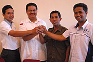 Marwan dan Syarifuddin diapit Ketua Tim Pemenangan masing-masing, Wahono (kiri) dan Supriyadi (kanan), siap berkompetisi dalam Musda III DPD PAN Kukar