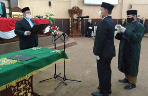 Ketua DPRD Kukar Abdul Rasid saat mengambil sumpah jabatan Budiman sebagai PAW Anggota DPRD Kukar
