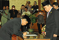 Wisdiyanto menandatangani berita acara pelantikan di hadapan Ketua DPRD Kukar Salehudin