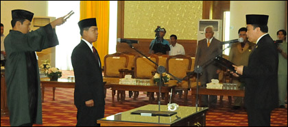 Ketua DPRD Kukar (kanan) Salehudin saat mengambil sumpah jabatan Wisdiyanto sebagai PAW Anggota DPRD Kukar masa bakti 2009-2014
