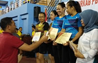 Ketua Pengkab PSSI Kukar H Rizali menyerahkan hadiah tim ganda putri PB Arjuna yang sukses meraih predikat Juara I Ganda Putri Dewasa