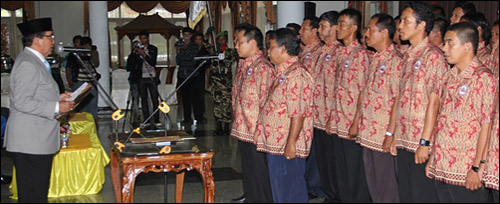 Ketua Umum Pengrpov PBVSI Kaltim HM Mukmin Faisjal saat melantik jajaran Pengkab PBVSI Kukar 2011-2015 di Tenggarong, Kamis (23/02) kemarin