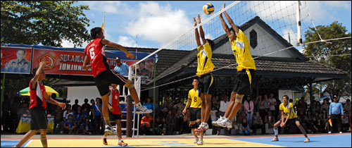 Pertarungan final voli putra antara SMAN 1 Marang Kayu (merah) vs SMA YPK Tenggarong yang berlangsung sengit