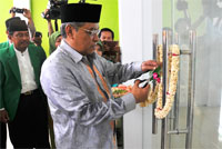 Ketua PBNU KH Said Agil Siradj menggunting pita di depan pintu masuk gedung NU Kukar