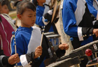 Aksi salah seorang anggota grup drum band kategori SD