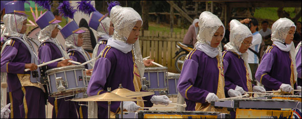 Penampilan salah satu peserta Kejuaraan Drum Band Tingkat Pelajar se-Kukar di lapangan parkir Stadion Rondong Demang, Tenggarong, Minggu (10/03) kemarin