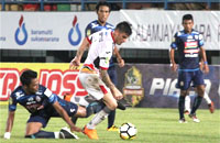 Striker Mitra Kukar Fernando Rodriguez merebut bola dari pemain Arema FC