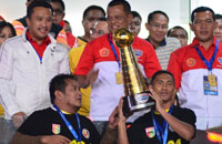 Kapten tim Zulkifli Syukur saat mengangkat trofi PJS 2015 yang diserahkan Panglima TNI Jenderal Gatot Nurmantyo