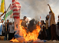 Pengunjukrasa saat melakukan pembakaran bendera Israel dan bendera Amerika Serikat
