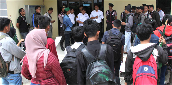 Para aktivis HMI Cabang Tenggarong menyambangi kantor PLN Rayon Tenggarong 
