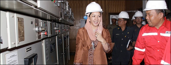 Bupati Kukar Rita Widyasari didampingi Direktur Umum Perusda KSDE M Shafik Avicenna saat meninjau PLTD Loa Raya, Tenggarong Seberang, Kamis (25/04) kemarin