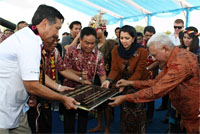Bupati Kukar Rita Widyasari bersama Gubernur Kaltim Awang Faroek dan Presiden Komisaris Utama PT Toba Sejahtera Luhut B Panjaitan saat melakukan peletakan batu pertama PLTG Senipah di Samboja, Senin (21/11) kemarin