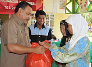 Camat Tenggarong Tajuddin Noor menyerahkan bantuan sembako secara simbolis kepada warga tak mampu di Kelurahan Timbau