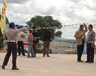 Beberapa petugas Polres Kukar saat mengamankan jalannya pertandingan Balap Sepeda di Jalan Raya Tenggarong Seberang-Samarinda
