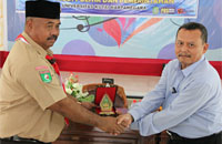 Wabup Edi Damansyah menerima cenderamata yang diserahkan Wakil Rektor III Unikarta Sujiman