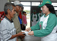 Salah seorang warga yang telah sembuh total dari penyakit TBC menerima bantuan uang yang diserahkan Ketua PPTI Kukar Hj Farida Samsuri Aspar 