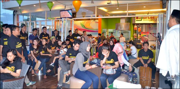 Suasana buka bersama Madridista Kukar bersama anak yatim di Dapoerkoe Resto & Cafe, Tenggarong, Minggu (13/07) kemarin