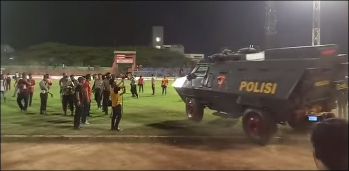 Mobil Barracuda langsung meluncur melintasi lapangan Stadion Mattoangin untuk mengevakuasi para pemain dan ofisial Mitra Kukar