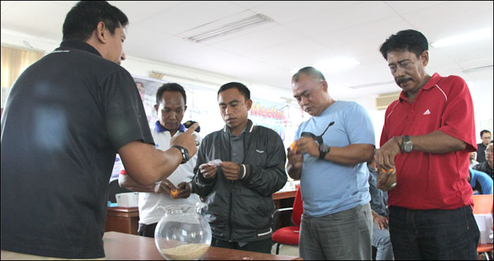 Suasana pengundian babak kualifikasi grup Bupati Cup 2017 yang dilakukan perwakilan tim kecamatan 