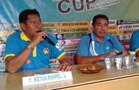 Ketua Panpel Bupati Cup 2016 Aripin Nor saat memberikan arahan dalam pertemuan teknik penyisihan grup di Kembang Janggut