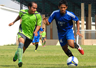 Duel semifinal antara TMFC (biru) vs PS LIPPI (hijau) yang dimenangkan TMFC dengan skor tipis 1-0 