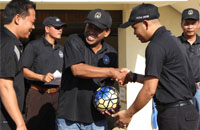 Ketua PSSI Kukar Salehuddin (kanan) menyerahkan bola kepada Ketua Panitia Andi Jus Jaya