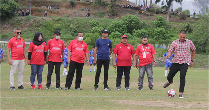 Ketua Umum KONI Kukar Rahman (kanan) melakukan penendangan bola pertama menandai dimulainya kompetisi Liga 1 Askab PSSI Kukar