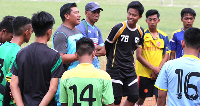 Pelatih Kukar U-17 Aripin Noor HJ saat memberikan arahan kepada anak asuhnya usai menjalani latih tanding di Stadion Rondong Demang, Tenggarong
