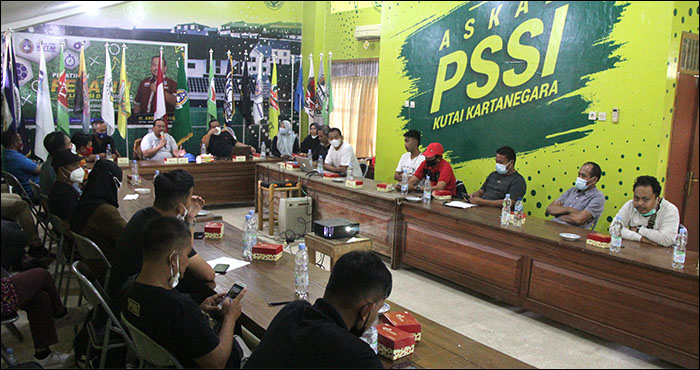 Suasana Manager Meeting Liga 1 Askab PSSI Kukar di Stadion Rondong Demang, Tenggarong, Sabtu (03/04) pagi
