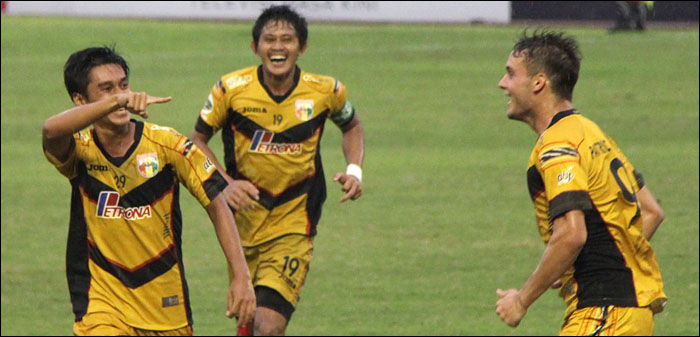 Para pemain Mitra Kukar saat merayakan gol yang diciptakan Patrick Dos Santos Cruz saat menghadapi PS TNI di babak 8 besar PJS 2015