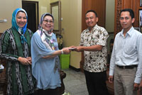 Ny Hj Dayang Kartini Syaukani mewakili PT SKN secara simbolis menyerahkan bantuan dana Rp 1 milyar kepada Rektor Unikarta Dr Sabran SE Msi