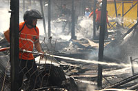 Ilustrasi petugas PMK dari BPBD Kukar yang tengah memadamkan kebakaran