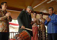 Disaksikan CEO PT El John Tirta Emas Wisata Johnnie Saputra (kiri) dan Pj Bupati Kukar Sulaiman Gafur, Sultan Kutai HAM Salehoeddin II melakukan pemukulan gendang menandai mulai beroperasinya Parai Kumala Resort & Spa