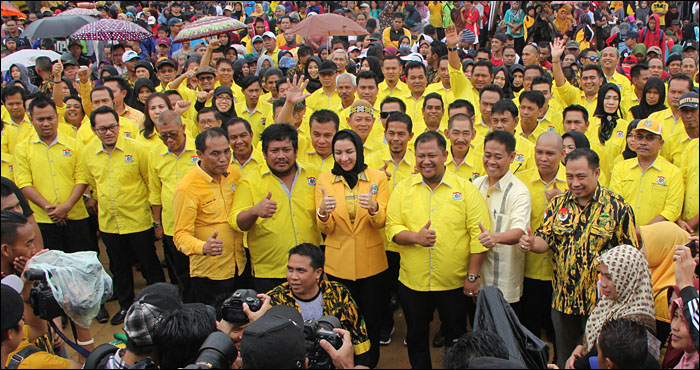 Pengurus Partai Golkar Kukar yang baru dilantik foto bersama Rita Widyasari dan jajaran pengurus DPD Partai Golkar Kaltim