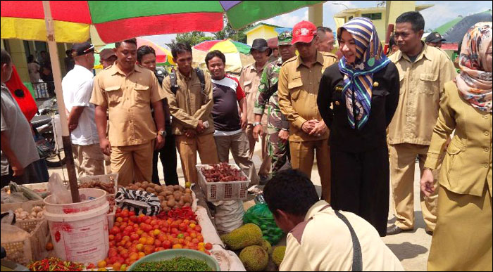 Bupati Kukar Rita Widyasari melakukan sidak ke Pasar Gerbang Raja, Kelurahan Mangkurawang, Tenggarong