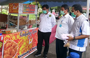 Sekkab Kukar H Sunggono turut turun ke lapangan mendampingi BBPOM Samarinda untuk melakukan pengawasan terhadap makanan yang dijajakan di Pasar Ramadan