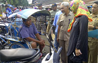 Bupati Rita Widyasari menyempatkan diri untuk berdialog dengan seorang tukang becak 