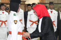 Bupati Rita Widyasari memasang pending secara simbolis kepada Puji Astuti