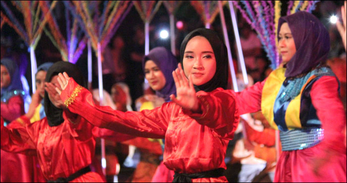 Penampilan tari massal Begenjoh yang dibawakan 100 siswi SMKN 1 Tenggarong turut mewarnai pembukaan Pekan Kebudayaan Kukar 2019, Rabu 04/12) malam